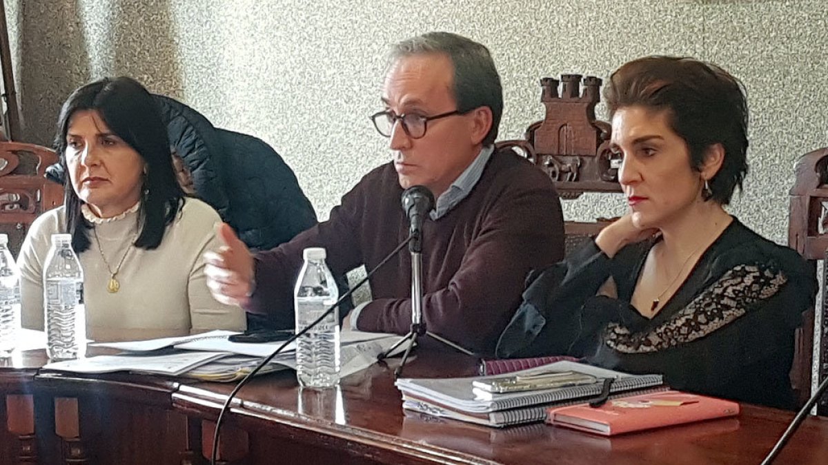 Itzíar Martínez junto a Santiago Rodríguez y Pilar Sanmartín. L.V.