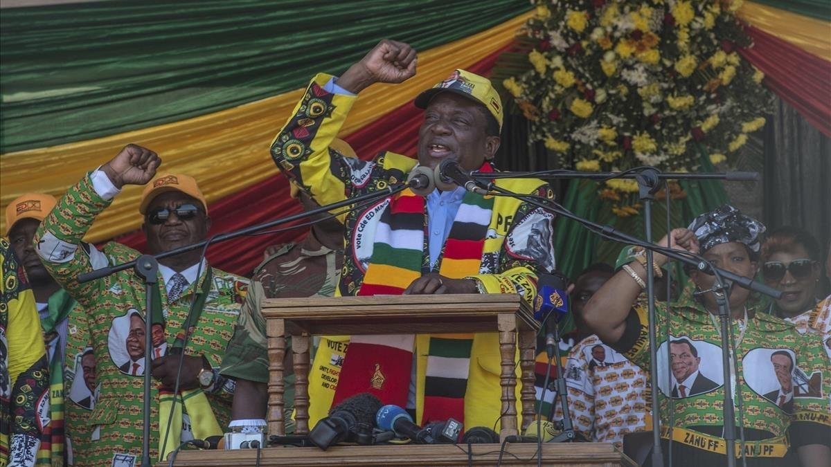 El presidente Emmerson Mnangagwa, en el cierre de campaña en Harare. /-AP
