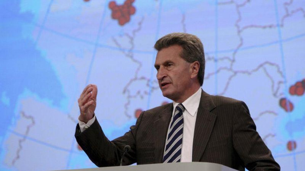 El comisario europeo de Energía, Günther Oettinger, durante una rueda de prensa en Bruselas.-OLIVIER HOSLET (EFE)