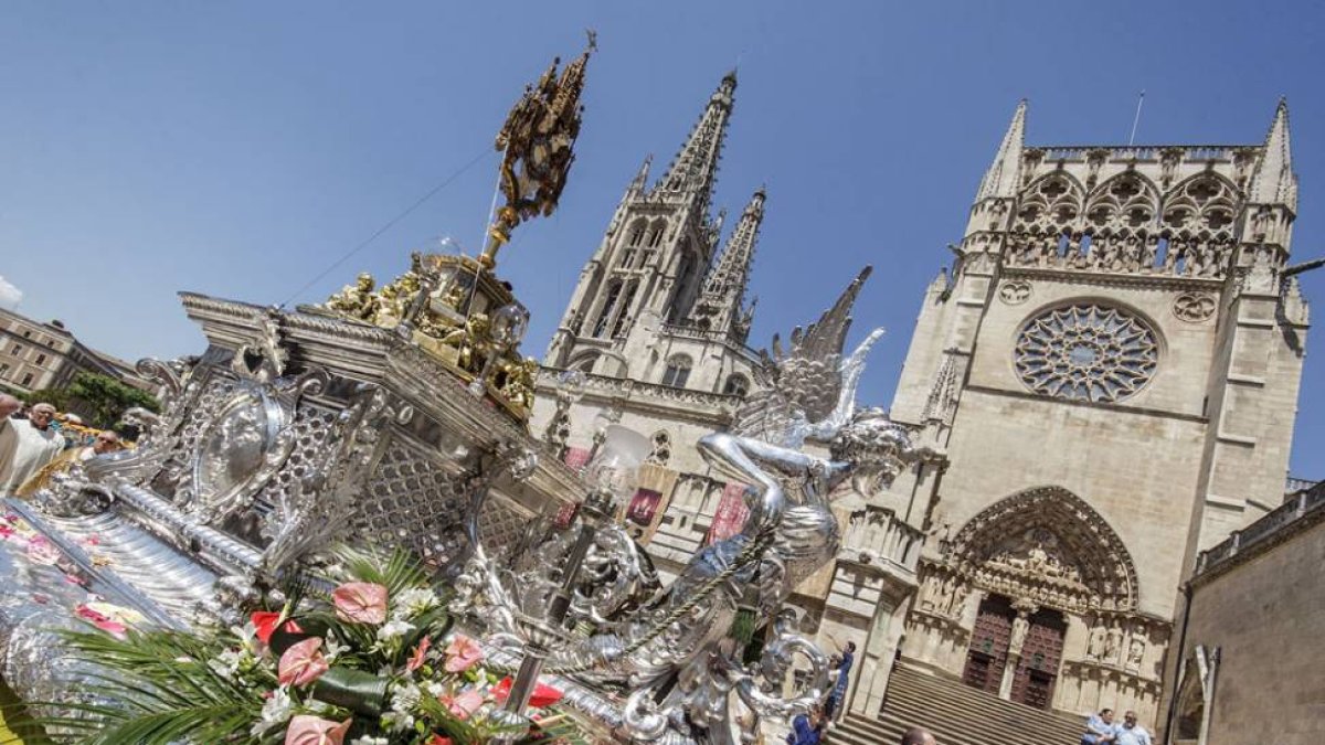 La suntuosa carroza que porta el cuerpo de Cristo sale de la Catedral.-SANTI OTERO