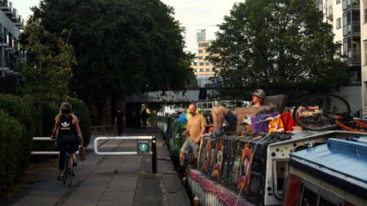 Personas que viven una tarde de sol en el Regent's canal-