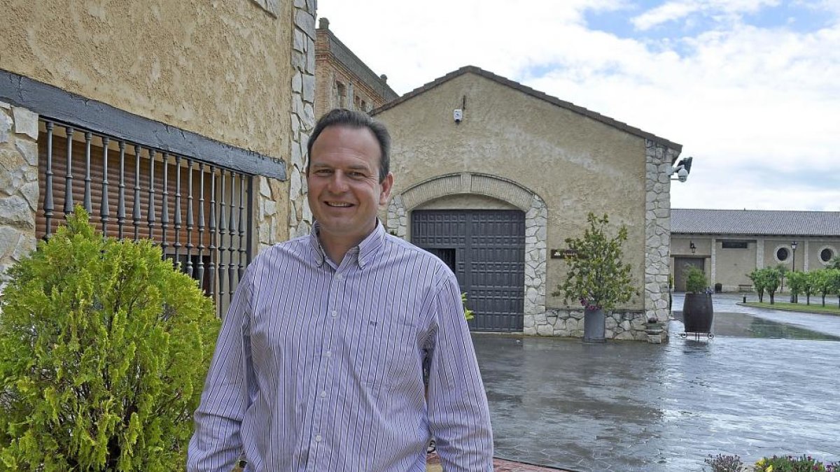 Galo López Cristóbal, responsable de la bodega.En las fotos pequeñas, instalaciones de la elaboradora, una de las salas de crianza y Santiago López, el fundador.-I. M.
