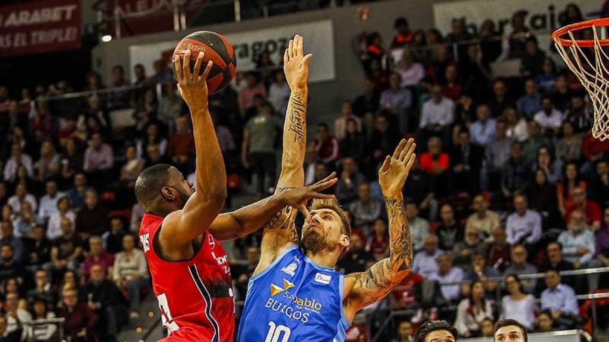 Vega intenta frenar a Williams en un lance del partido de ayer.-ACB PHOTO / E. CASAS