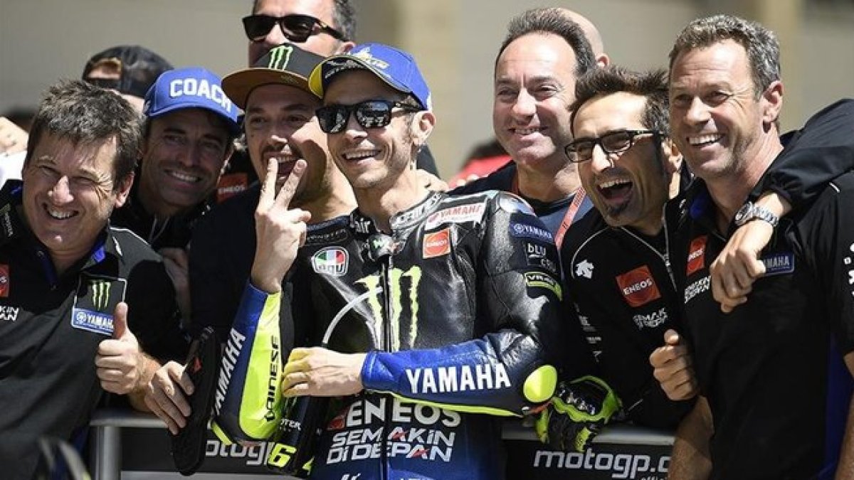 Valentino Rossi (Yamaha) celebra con los miembros de su equipo y amigos el segundo puesto en la parrilla de Austin.-MONSTER YAMAHA MEDIA