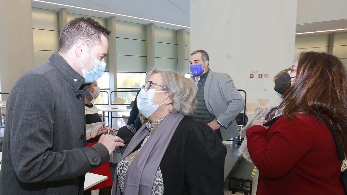 El alcalde, Daniel de la Rosa, conversa con la concejal de Cs Rosa Niño, que ha tenido un papel activo en las negociaciones. RAÚL OCHOA