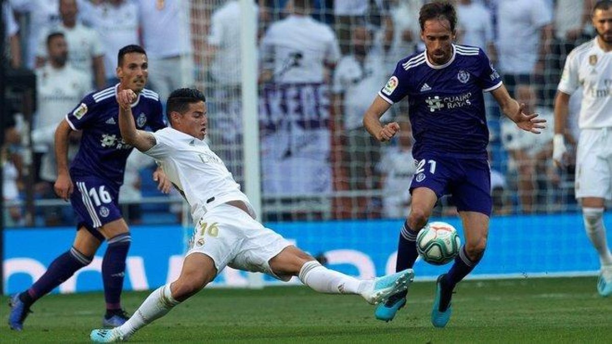 James Rodríguez durante una acción del partido del Real Madrid frente al Valladolid en el Santiago Bernabéu.-EFE / RODRIGO JIMÉNEZ