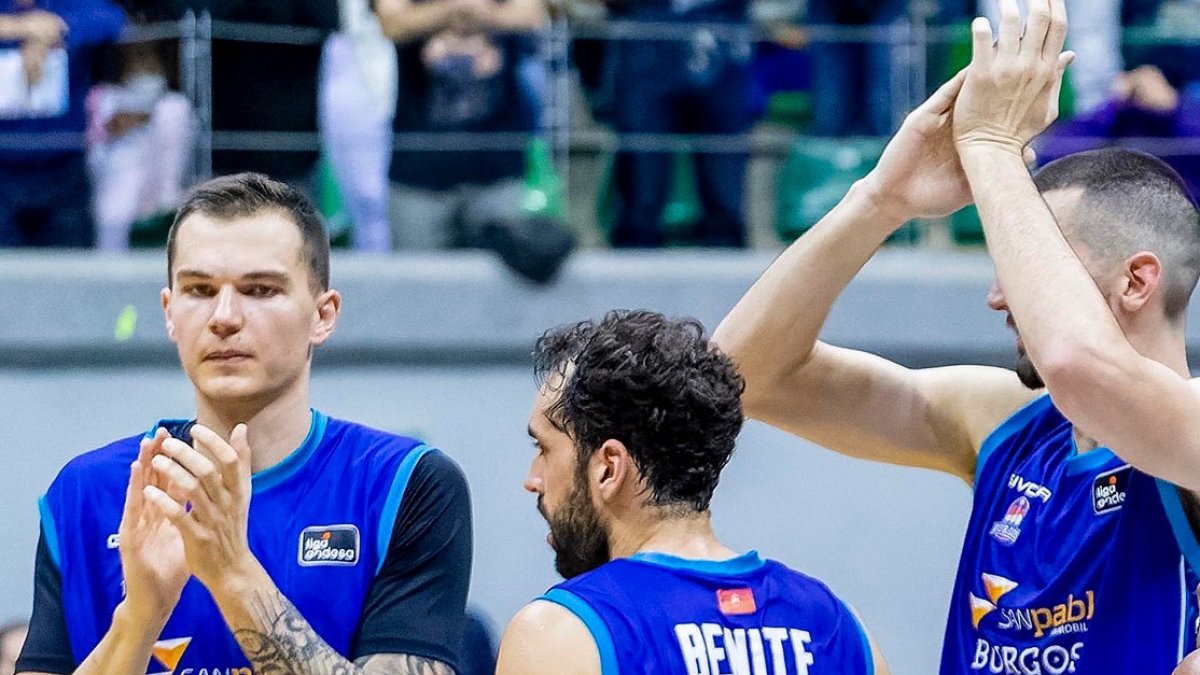 Salash -a la izquierda- aplaude a la afición junto a sus compañeros. S. OTERO