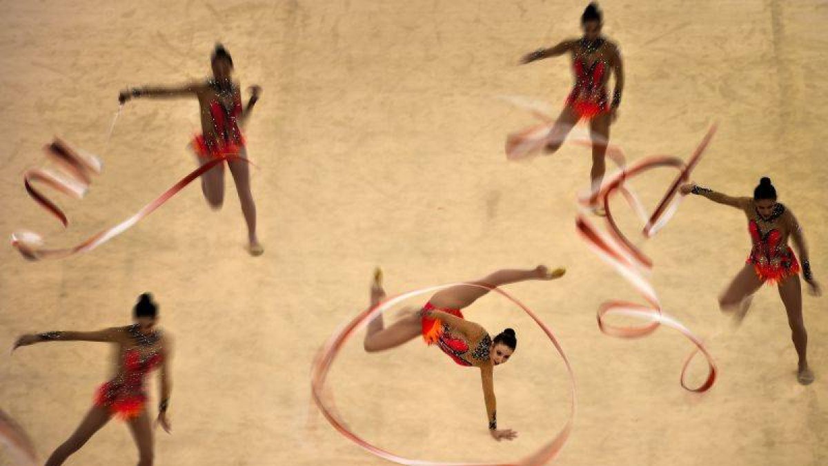 Uno de los ejercicios del combinado español de gimnasia rítmica.-Foto: AFP