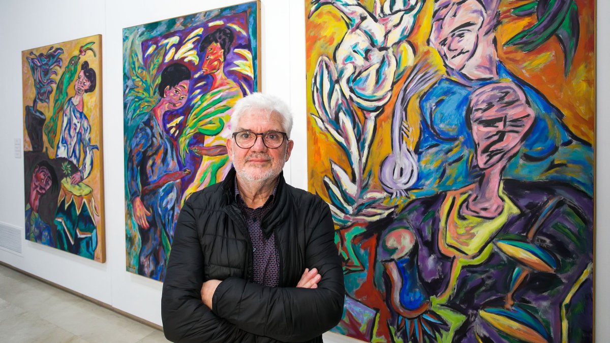 Rufo Criado posa con obras de la muestra que acoge el Museo de Burgos. TOMÁS ALONSO