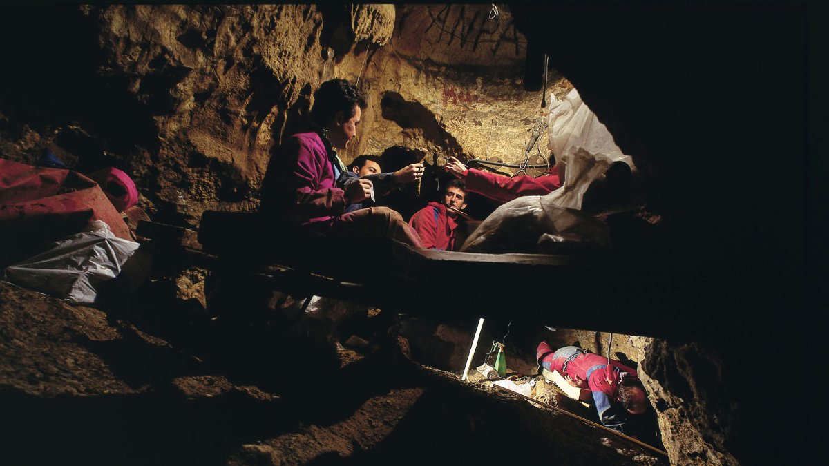 La excavación en la Sima de los Huesos es complicada por el estrecho espacio JAVIER TRUEBA (MSF)