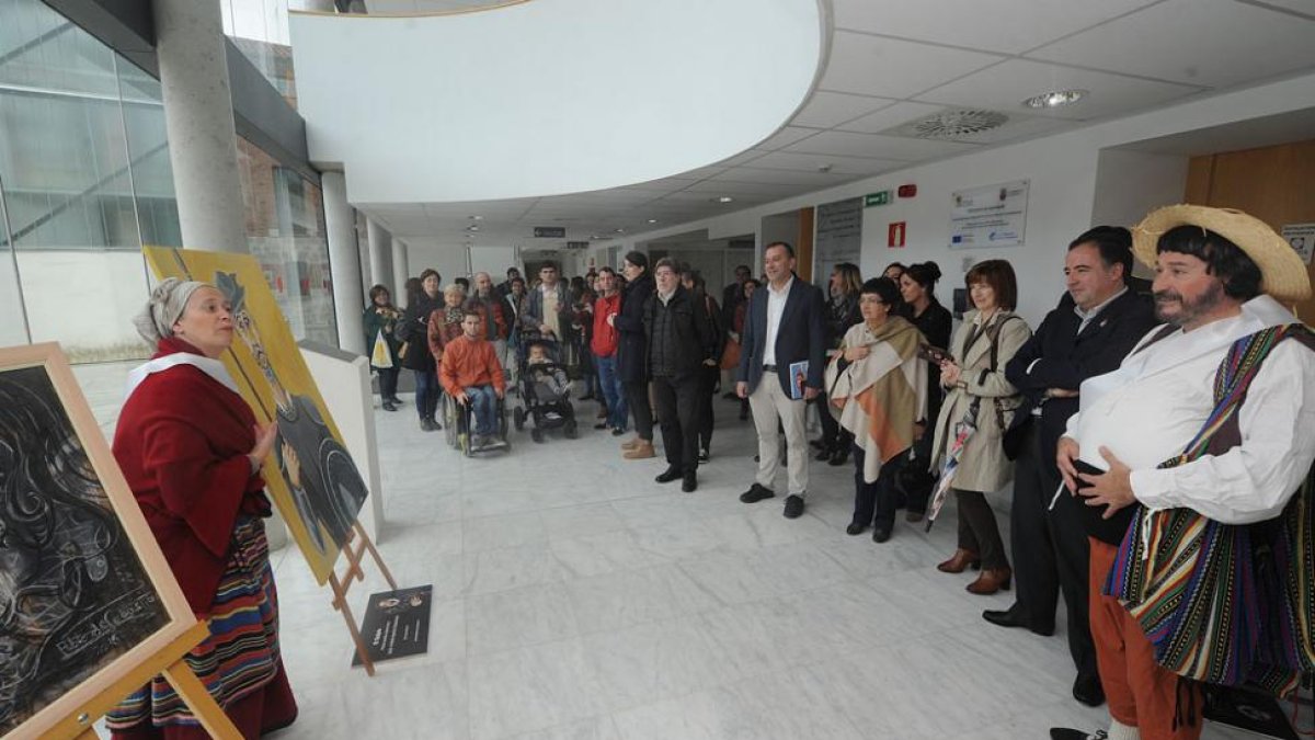 Teresa Cascajo y Sancho Panza fueron ilustres guías de la muestra que tiene a Don Quijote como protagonista.-Israel L. Murillo
