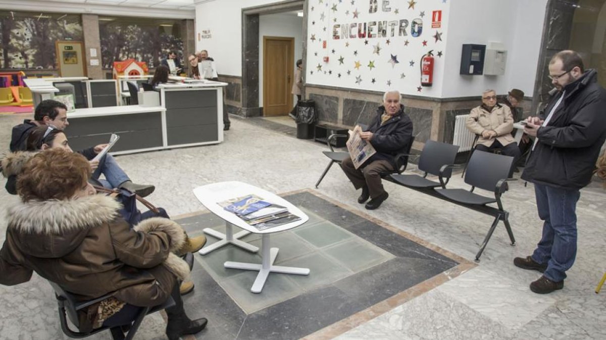 Varios usuarios en la recepción del Centro Cívico San Juan donde se ubica el Área de Mujer.-SANTI OTERO