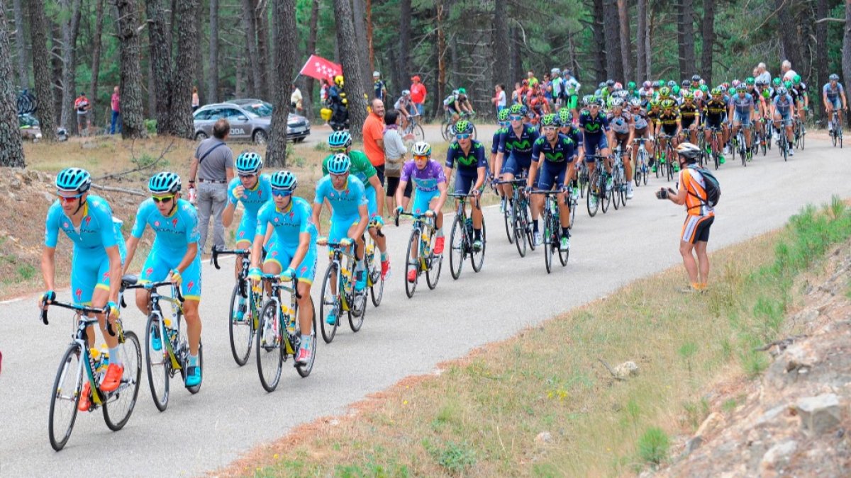 El pelotón avanza estirado en las primeras rampas de la ascensión a las Lagunas de Neila en una edición de la Vuelta a Burgos masculina. SANTI OTERO