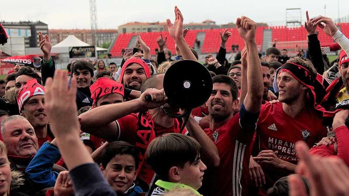 Los jugadores del CD Mirandés festejan con su afición el título de liga conquistado ante el Gernika-Alfonso G. Mardones