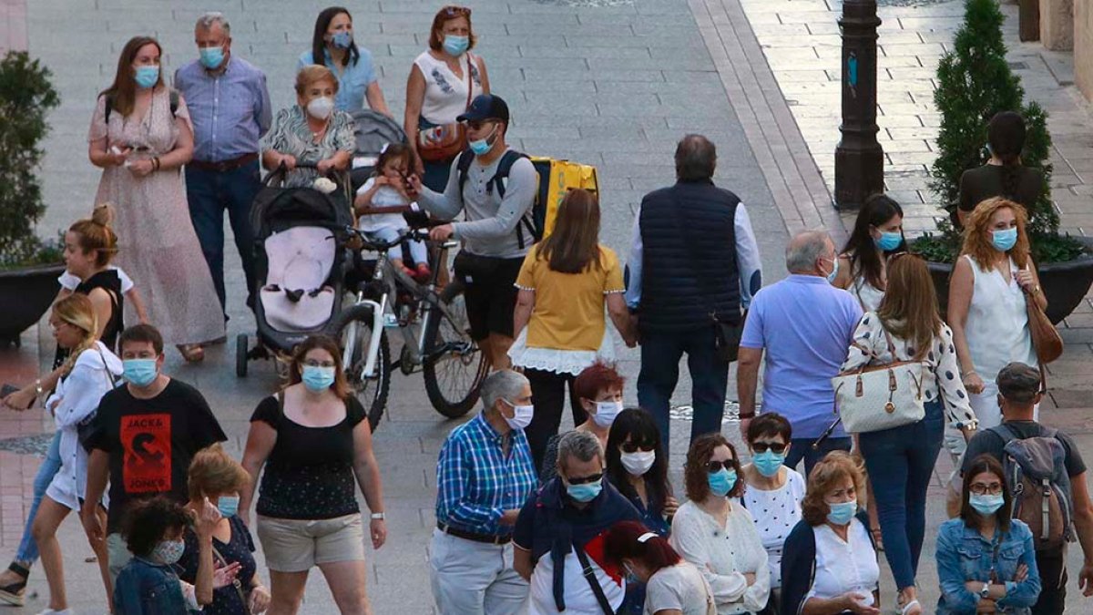 La Policía Local ha notificado 300 denuncias por el mal uso de la mascarilla. RAÚL G. OCHOA