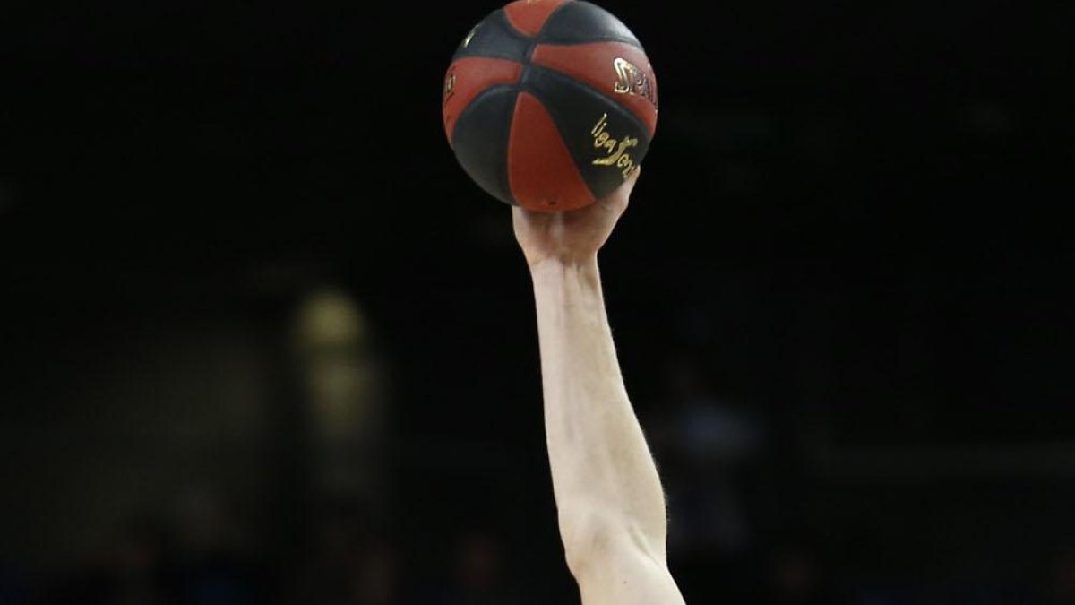 Kravtsov pelea un balón con Ayón-ACB Photo/ V. Carretero
