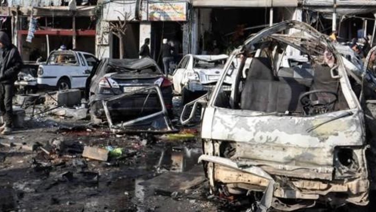Imagen facilitada por la agencia oficial de noticias siria SANA en que se ve el lugar de las explosiones han causado 24 muertos en Homs.-SANA