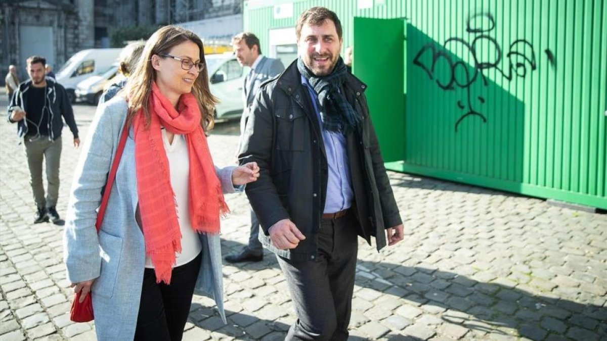 Meritxell Serret y Toni Comín, este miércoles, a su salida del palacio de justicia de Bruselas. /-AFP