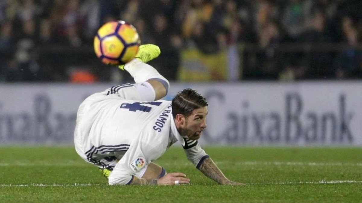 Sergio Ramos durante el Villarreal-Madrid en el estadio de la Cerámica.-REUTERS / HEINO KALIS