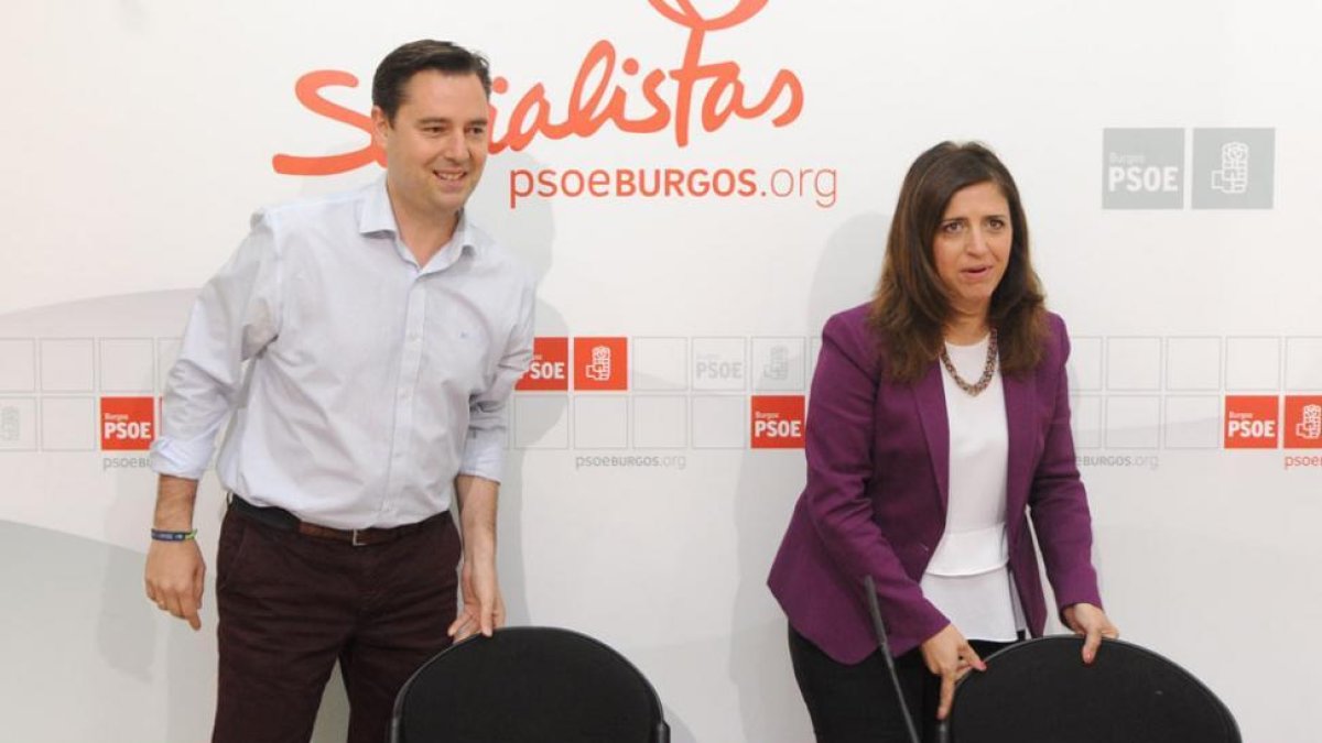 Esther Peña junto al secretario local del PSOE.-ISRAEL L. MURILLO