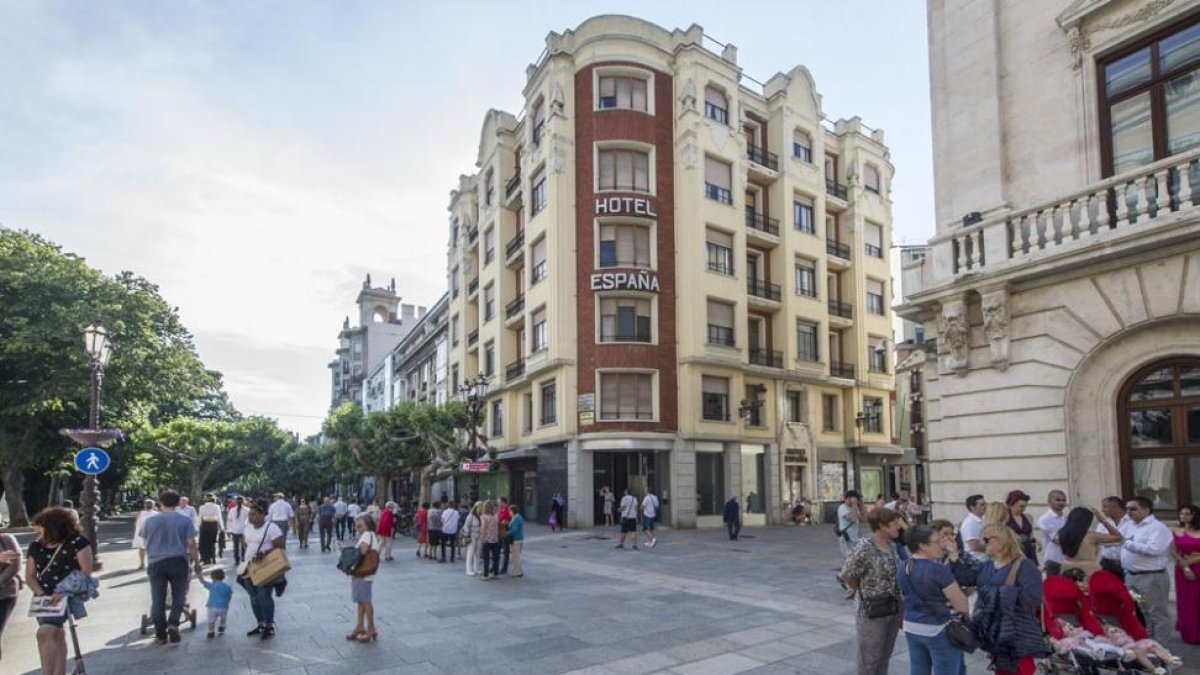 Imagen del hotelEspaña, ubicado en el paseo del Espolón.-ISRAEL L. MURILLO