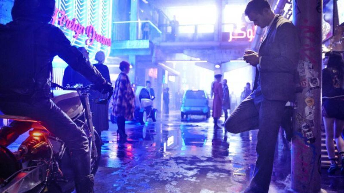 Alexander Skarsgård, en un fotograma de Mute, de Duncan Jones.-EL PERIÓDICO