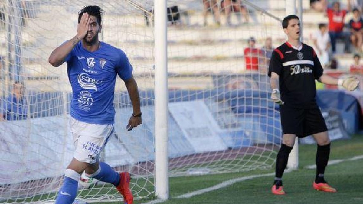 Edgar Agudo celebra un gol con la camiseta del San Fernando.-