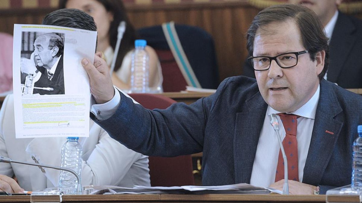 El concejal de Hacienda, Salvador de Foronda, ayer, en el debate.-ISRAEL L. MURILLO