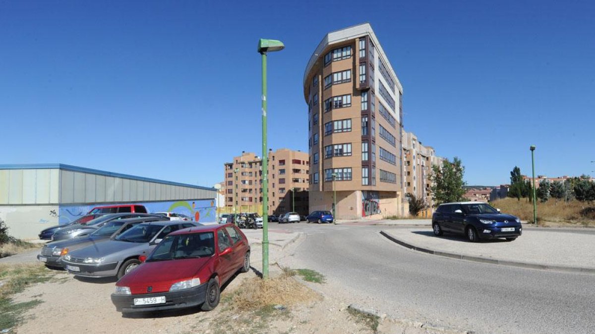 Los conductores aparcan ahora en este descampado y encima de esta pequeña rotonda.-ISRAEL L. MURILLO