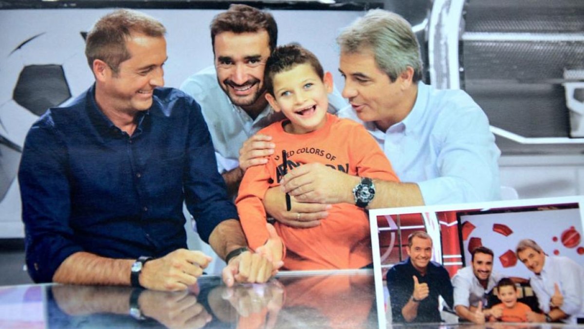 Izan de Pablo junto a los 'Manolos' en el plató televisivo donde emiten los informativos.-ECB