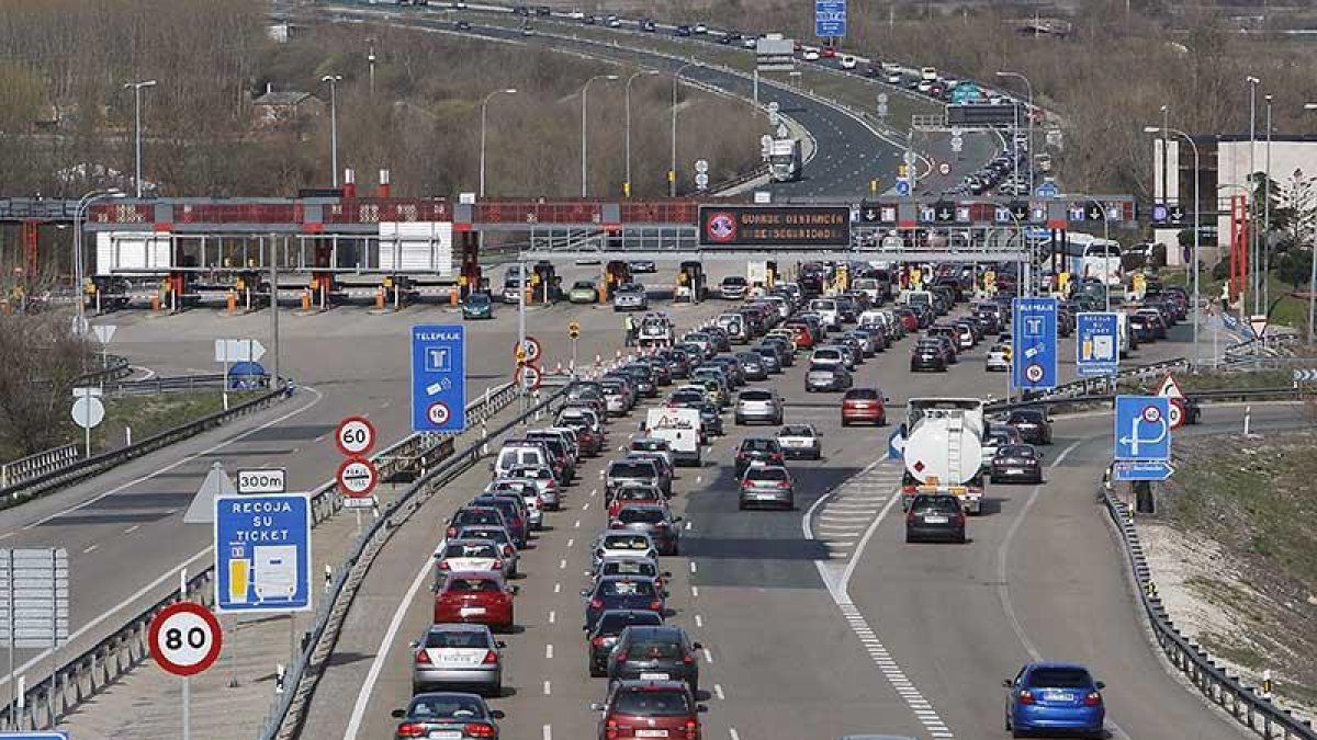 Imagen de la entrada del entorno del peaje de la autopista AP-1 en Castañares-RAÚL OCHOA