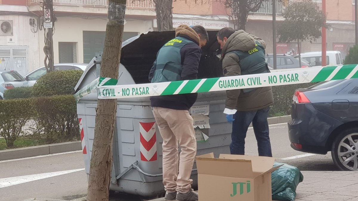 Agentes de la Guardia Civil buscan en los contenedores mientras custodian una caja y una bolsa.- LA GACETA DE SALAMANCA