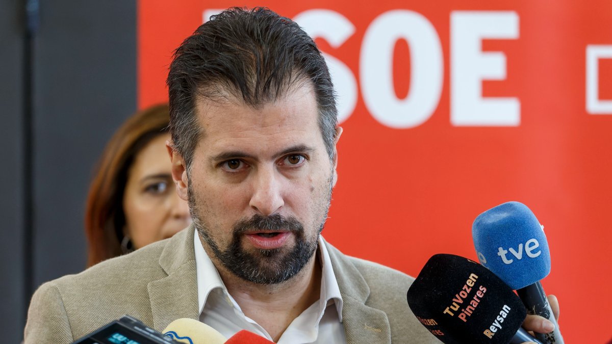 Luis Tudanca en un momento de su intervención antes de la reunión interparlamentaria del PSOE. SANTI OTERO