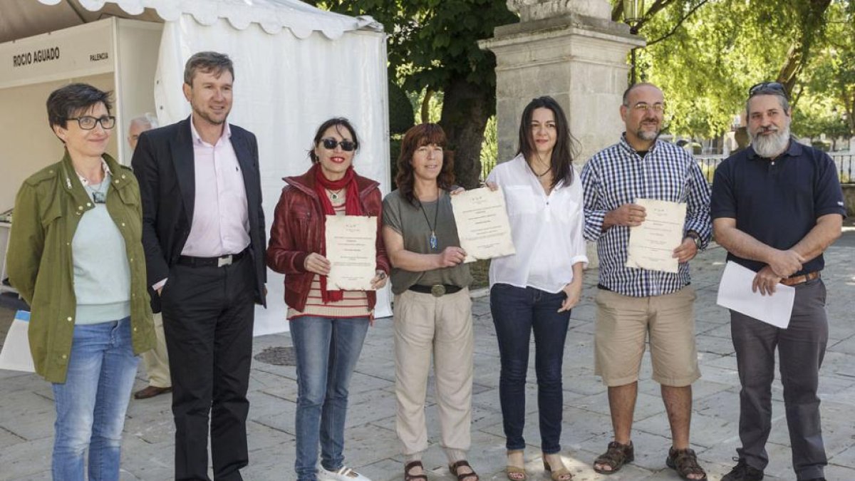 Los premiados posan con el alcalde de Burgos, Javier Lacalle-SANTI OTERO