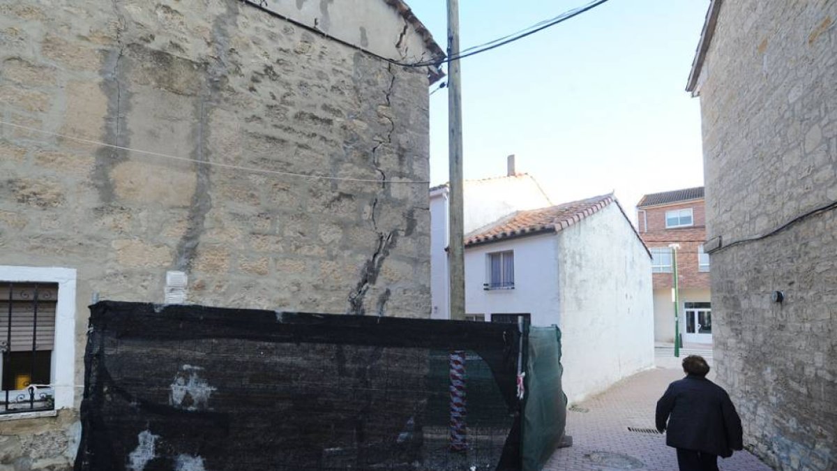 Imagen de una de las casas del barrio de Villatoro afectada por las grietas.-ISRAEL L. MURILLO