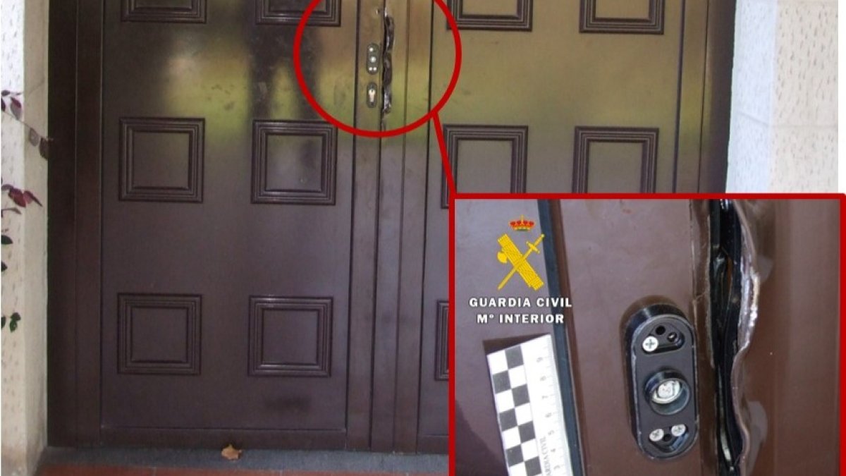 Imagen de la puerta forzada del establecimiento. GUARDIA CIVIL