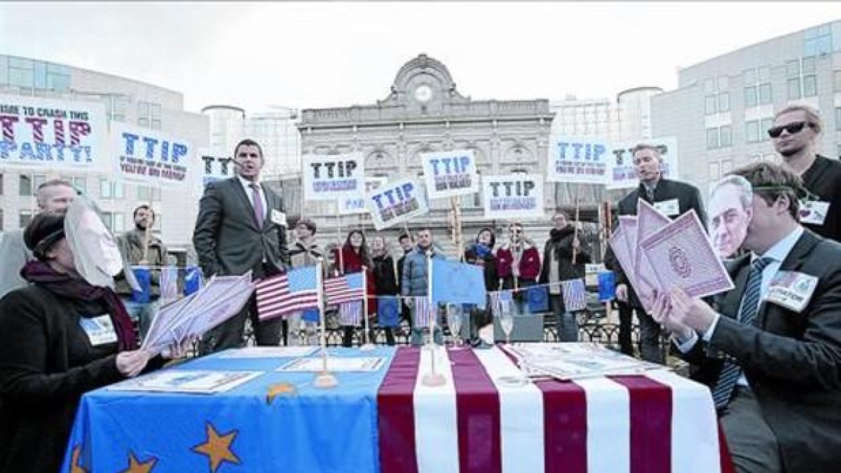 Protesta de europarlamentarios de Los Verdes contra el TTIP en Bruselas, el miércoles.-EFE / OLIVIER HOSLET