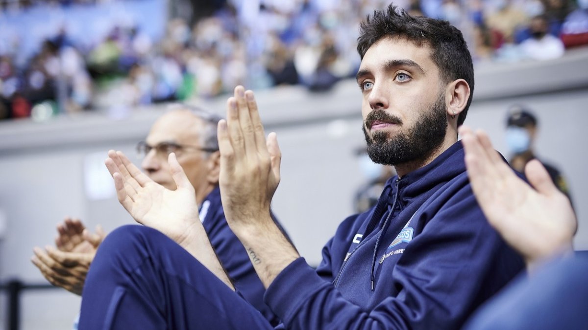 Marc García aplaude a sus compañeros desde el banquillo en un partido de la presente temporada. B. B. HOJAS / SPB