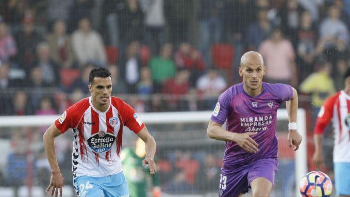 Hervás, una de las novedades del Mirandés en el once, persigue el balón en el choque de ayer.-LFP