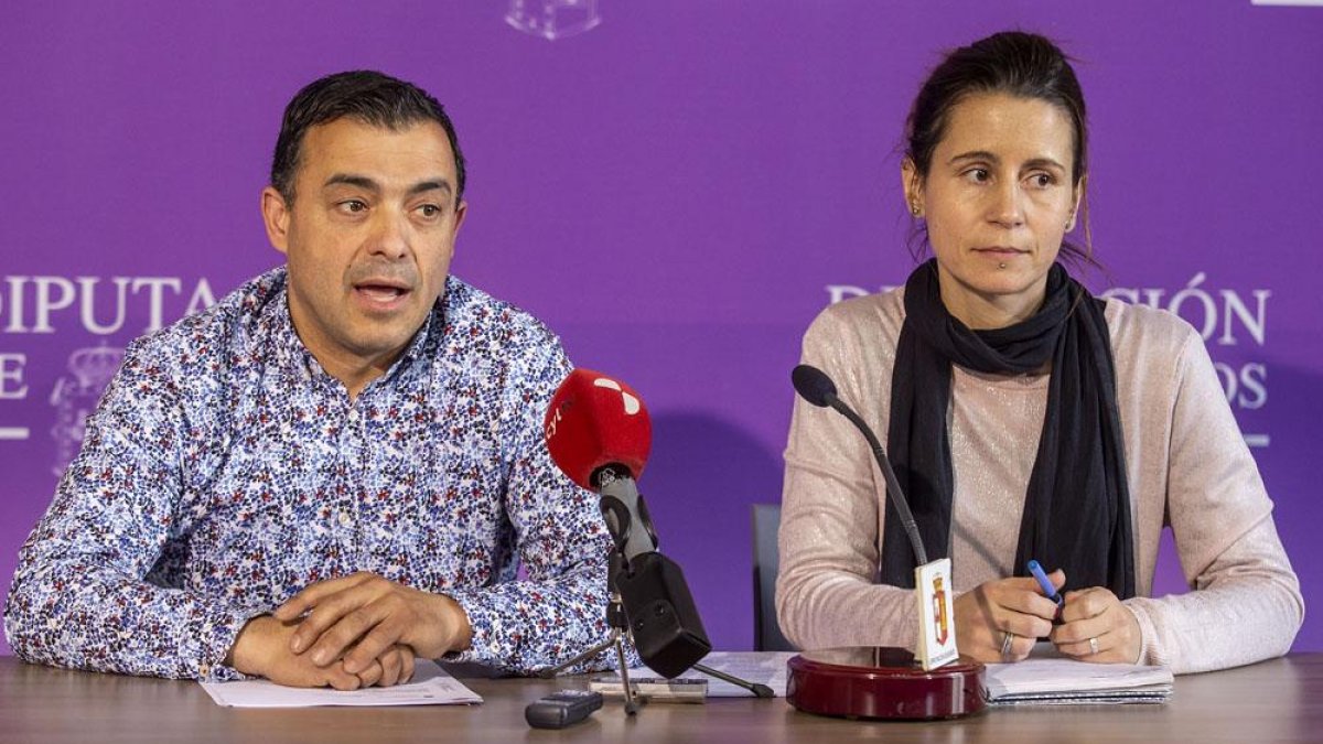 Juanjo Asensio y Eva de Ara avanzaron que la agrupación luchará por transformar la actual estructura de la Diputación.-S. O.