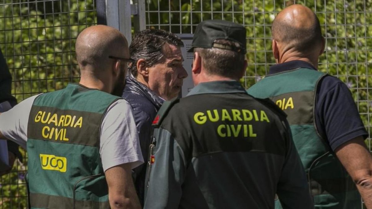 Ignacio González es trasladado a la comandancia de la Guardia Civil de Tres Cantos, en Madrid, el viernes 21 de abril para prestar declaración ante el juez.-EFE / SANTI DONAIRE