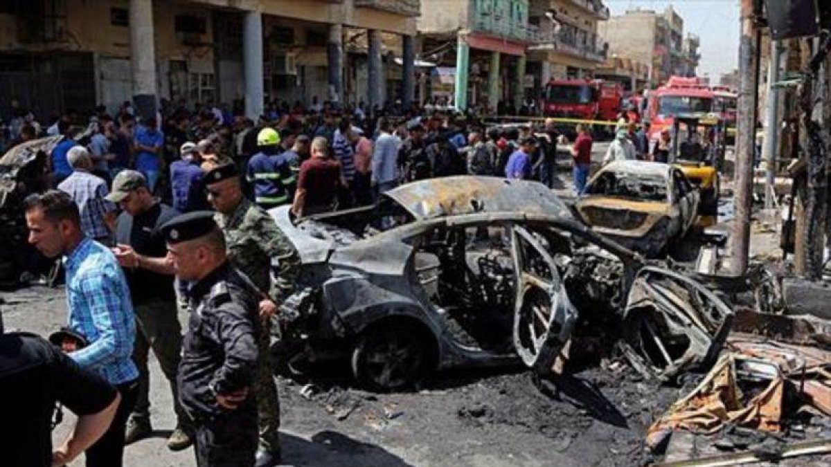 Destrozos causados por el atentado yihadista en el barrio bagdatí de Karrada.-AP / KARIM KADIM