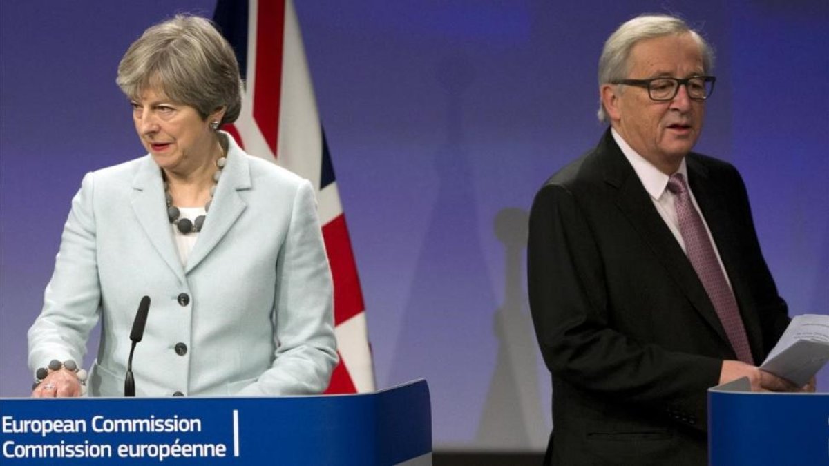 La primera ministra británica, Theresa May, junto al presidente de la Comisión Europea, Jean-Claude Juncker.-VIRGINIA MAYO (AP)