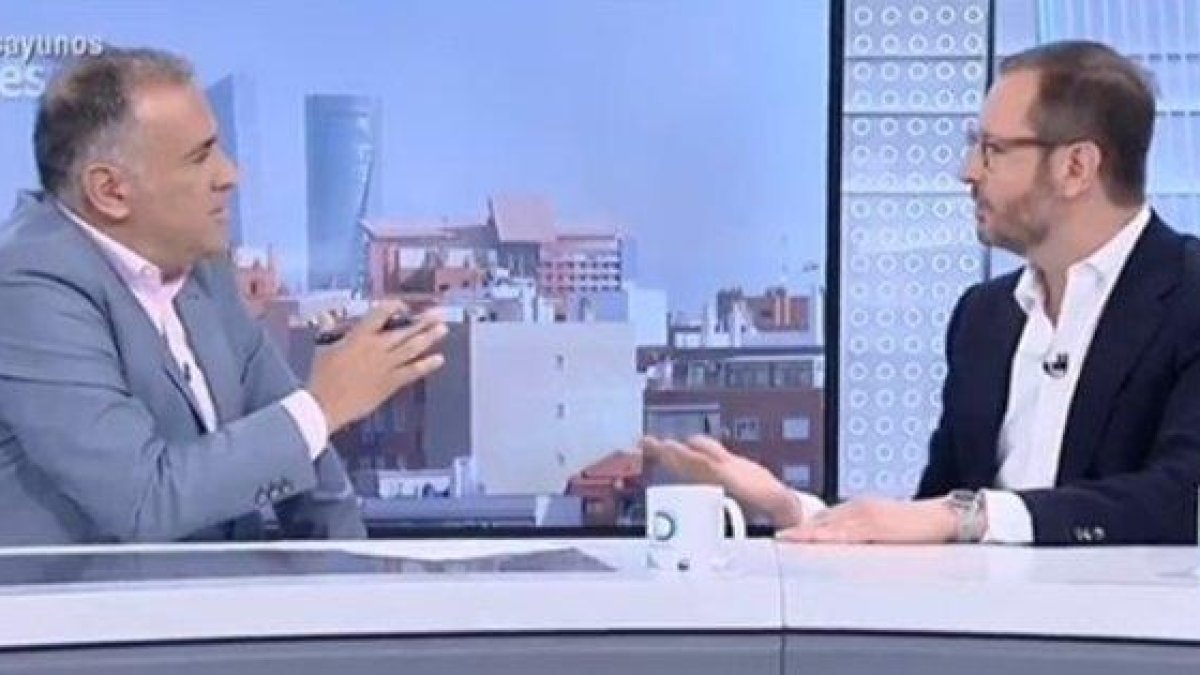 El vicesecretario de Organización del Partido Popular, Javier Maroto, y el presentador de Los desayunos de TVE, Xabier Fortes.-TWITTER