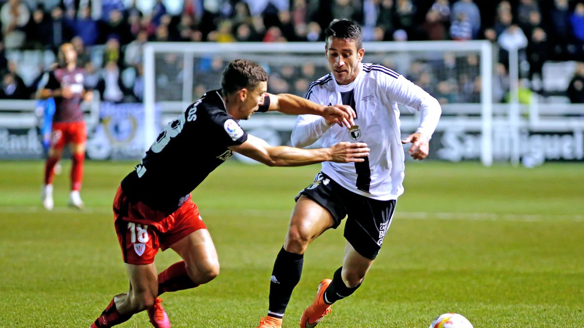 Berjón disputó sus últimos minutos en El Plantío en el centenario del club burgalés ante el Athletic. SANTI OTERO