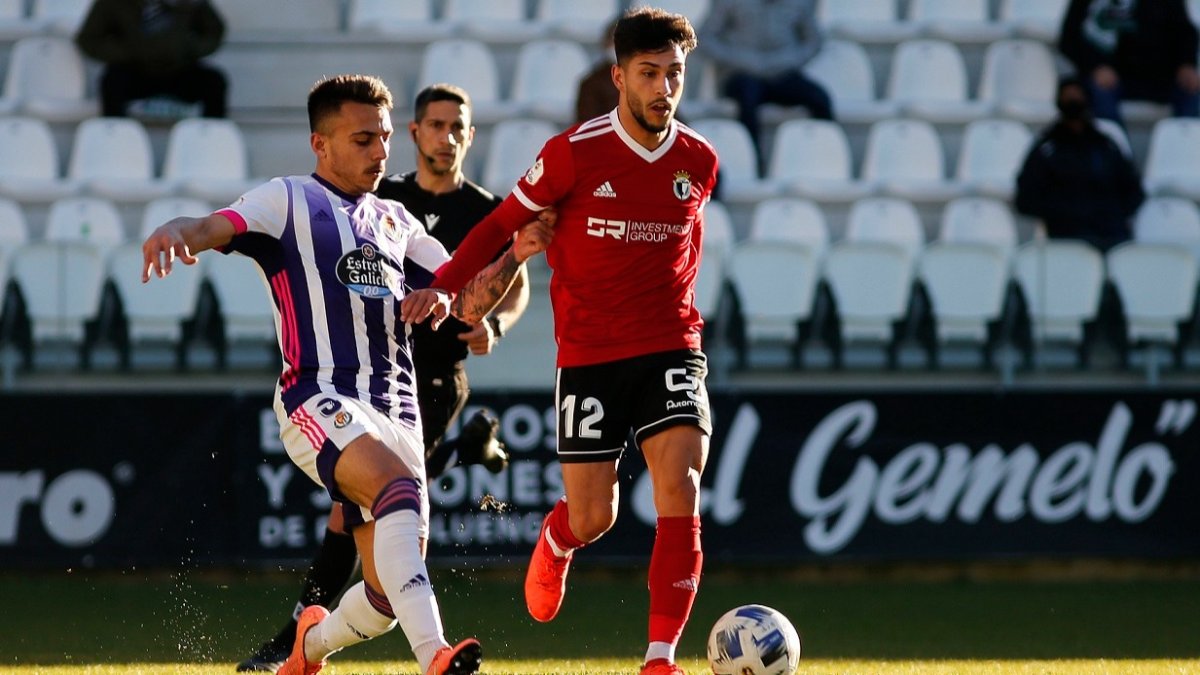 Javi Gómez conduce el balón en el encuentro ante el Valladolid B. SANTI OTERO