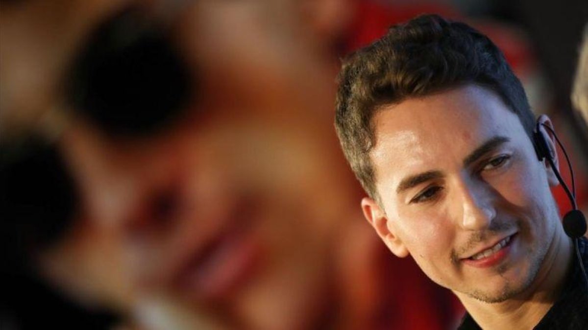 Jorge Lorenzo, en su museo de Andorra, con un retrato de su ídolo Ayrton Senna al fondo.-ALEJANDRO CERESUELA