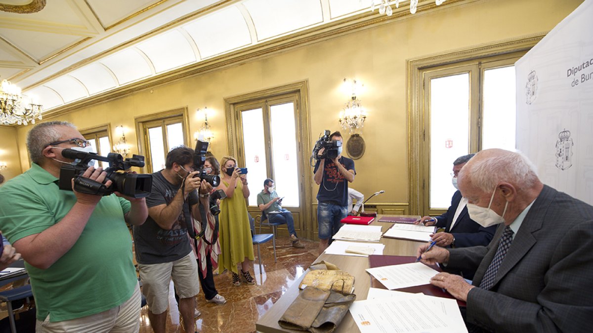 César Rico e Ignacio Gil de la Cuesta firman el acuerdo de cesión. ISRAEL L. MURILLO