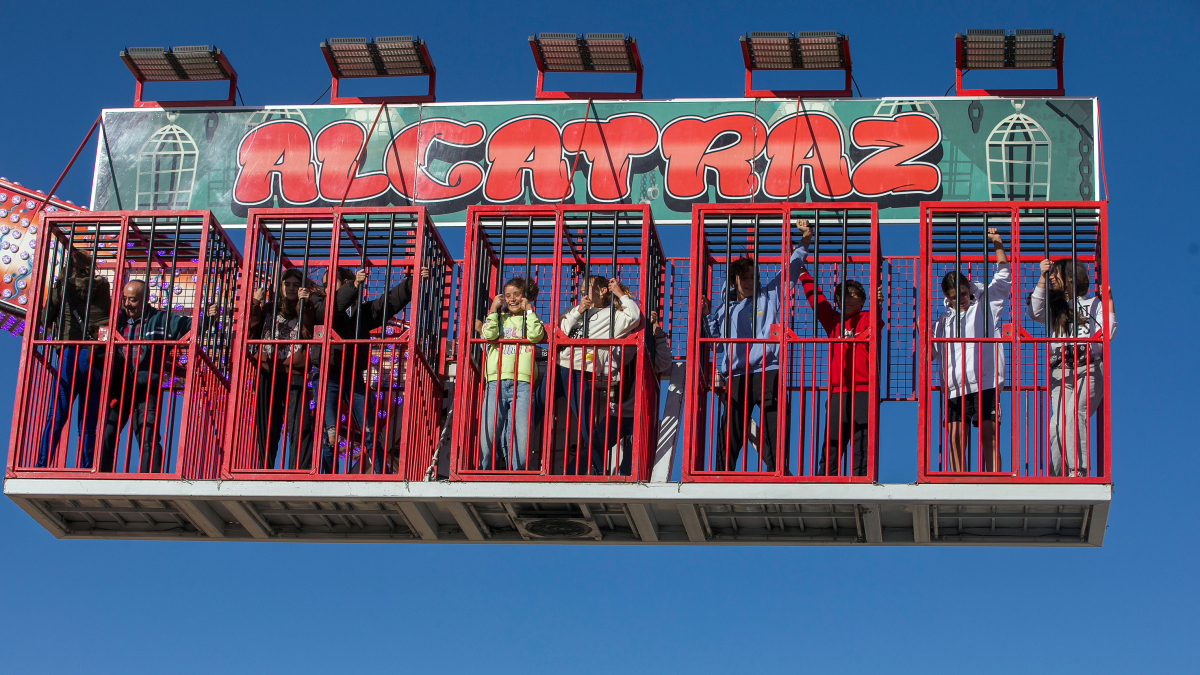 Los burgaleses disfrutan de una tarde en las barracas. TOMÁS ALONSO