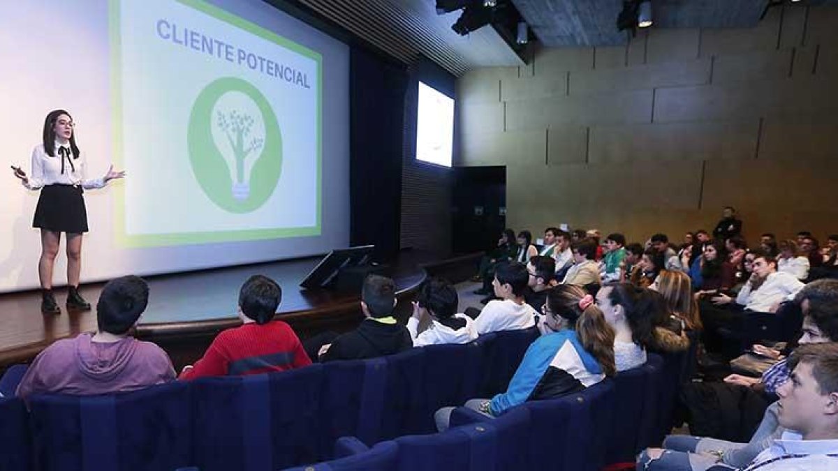 En la imagen, Antonella Broglia, durante su intevención de ayer ante los alumnos.-RAÚL G. OCHOA